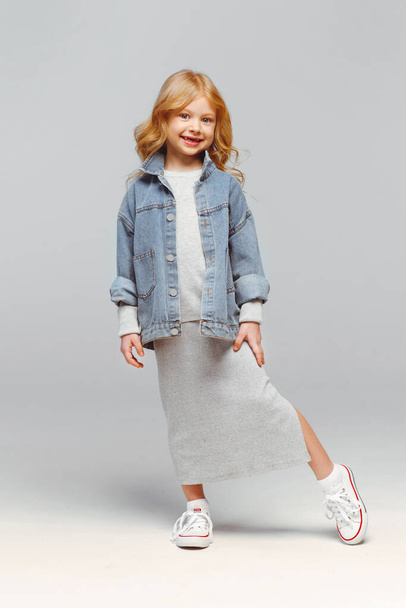 portrait of a little fashionable girl in the studio - Foto, afbeelding