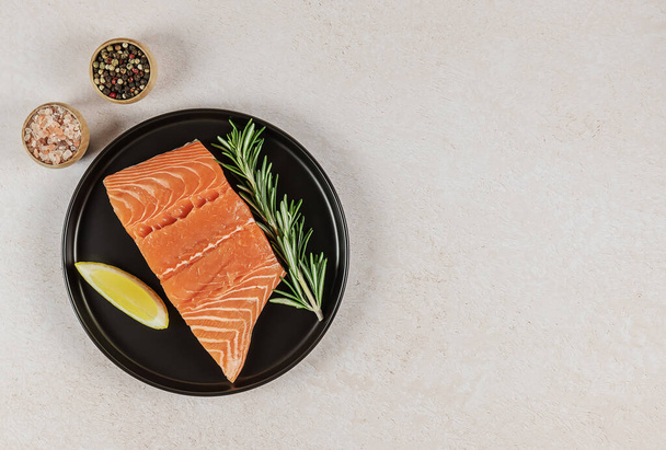 Prepare to cook raw Atlantic salmon. Great source of omega-3 fatty acids, protein, potassium, and selenium. - Foto, Imagem