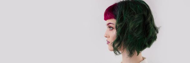 Mor yeşil renkli, profesyonel saçı olan güzel bir kadın. Parlak gözler ve dudak makyajı - Fotoğraf, Görsel