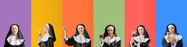 色の背景にいたずらな修道女のグループ - 写真・画像