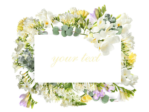 美しいフリージアの花とグリーティングカードのモックアップ - 写真・画像