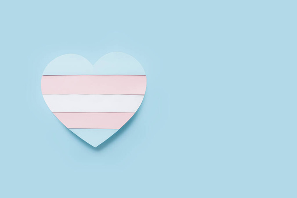 Transsukupuolisen sydämen muotoinen lippu väritaustalla - Valokuva, kuva