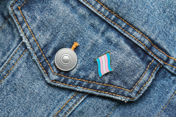 Значок трансгендерного флага на одежде, крупным планом - Фото, изображение