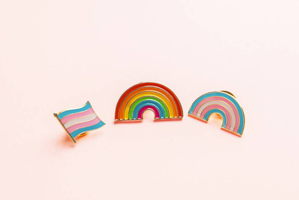 Différents badges comme symboles de transgenre et LGBT sur fond de couleur - Photo, image