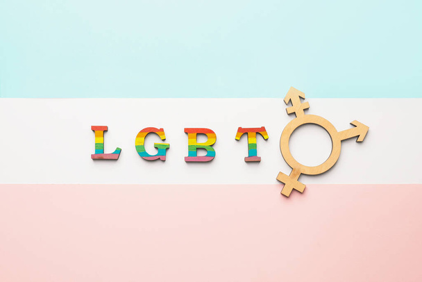トランスジェンダーのシンボルと略称｜LGBTの色を背景に - 写真・画像