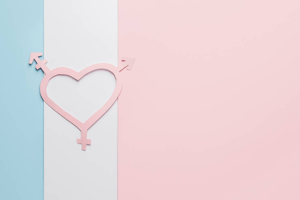 色背景に心臓の形をしたトランスジェンダーのシンボル - 写真・画像