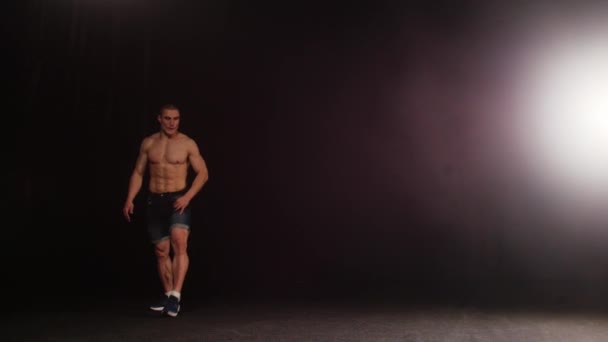 Молодий спортивний чоловік робить перевертання танець
 - Кадри, відео