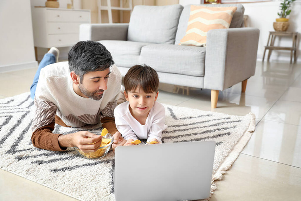 Padre e piccolo figlio guardando film a casa - Foto, immagini