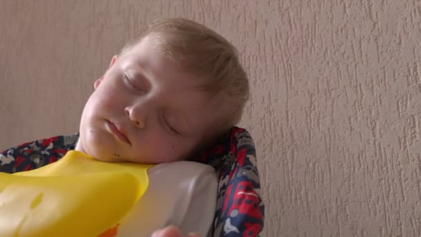 Junge schläft sitzend - Filmmaterial, Video