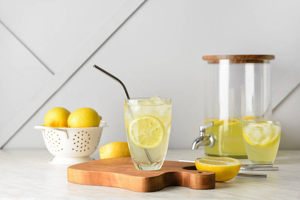 Kompozice s chutnou studenou limonádou na stole - Fotografie, Obrázek