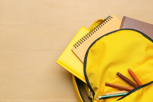 Okul çantası ve renk arkaplanı kırtasiyesi - Fotoğraf, Görsel