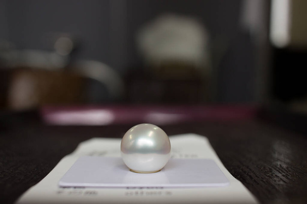 Close up shot of a high quality white south sea pearl. - Foto, imagen