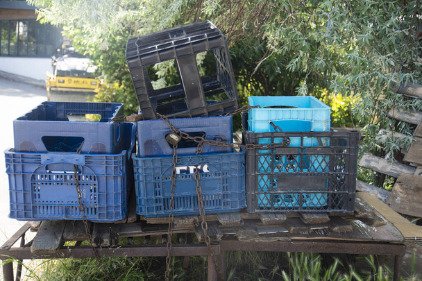 Heybeli Adası 'nda haftada bir kurulan market tezgahları ve plastik kutular.. - Fotoğraf, Görsel