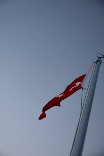 La gloriosa bandera turca roja y blanca ondeando en el cielo azul claro en un día de verano. - Foto, Imagen