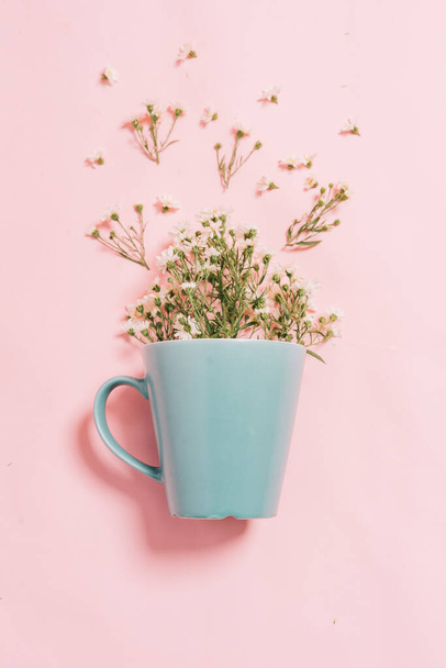 Хризантемы в синей чашке на розовом фоне - Фото, изображение
