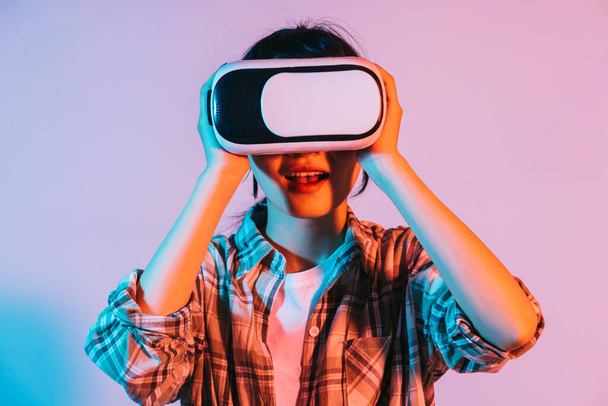 Genç Asyalı kadın artırılmış gerçeklik teknolojisini tecrübe etmek için VR gözlük takıyor. - Fotoğraf, Görsel