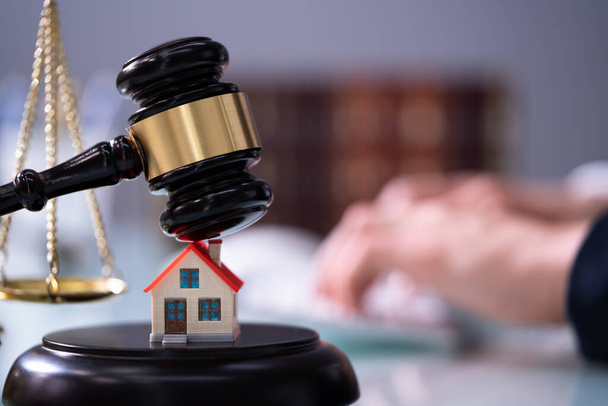Real Estate House Foreclosure Lawyer. Property Litigation - Foto, imagen