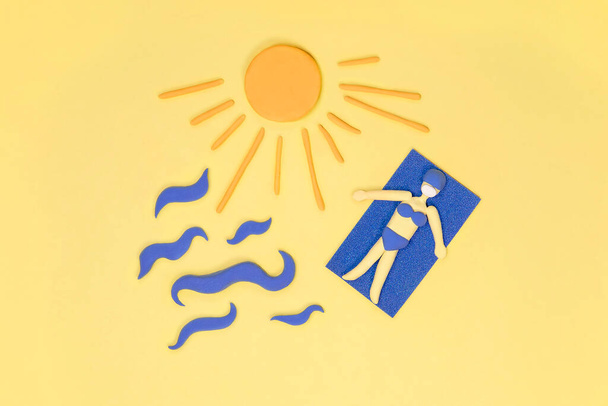 Burla de mujer tendida en la playa junto al agua en mascarilla tomando el sol bajo el sol. Vacaciones durante el concepto pandémico.  - Foto, Imagen