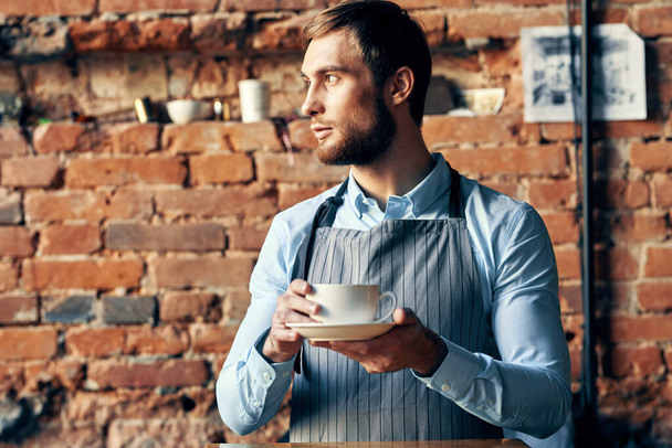 男性ウェイターエプロンコーヒーカッププロの仕事ライフスタイル - 写真・画像
