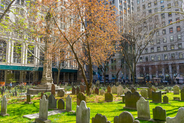 Vue du cimetière Trinity Church dans le Lower Manhattan à New York, États-Unis. - Photo, image