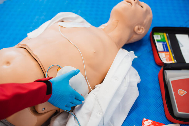 Ensiapu kardiopulmonaalinen elvytyskurssi automaattisella ulkoisella defibrillaattorilaitteella, AED. - Valokuva, kuva