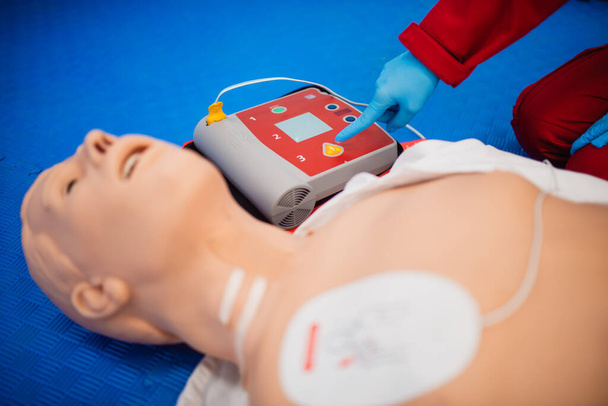 Curso de ressuscitação cardiopulmonar de primeiros socorros com dispositivo desfibrilador externo automatizado, AED - Foto, Imagem