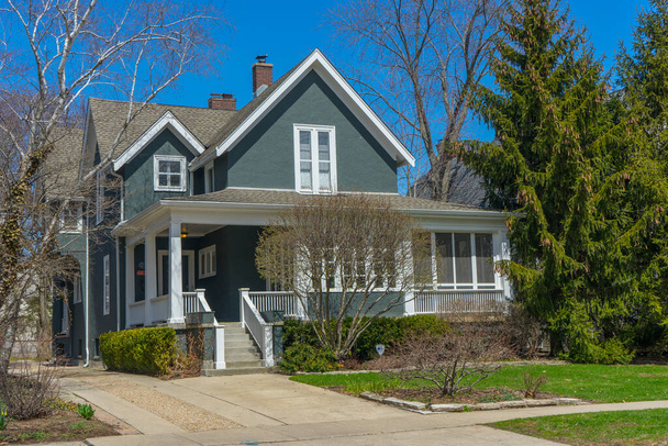 Вид классического семейного дома в Эванстоне, штат Иллинойс, США - Фото, изображение