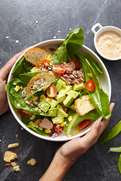 Frischer und gesunder Salat - ausgewogene Ernährung. Thunfisch aus der Dose, Tomaten, Gurken, rote Zwiebeln und Avocado köstlichen Salat. Konzept für gesunde Ernährung. - Foto, Bild