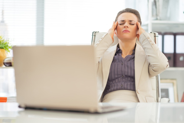 Mujer de negocios estresada
 - Foto, imagen