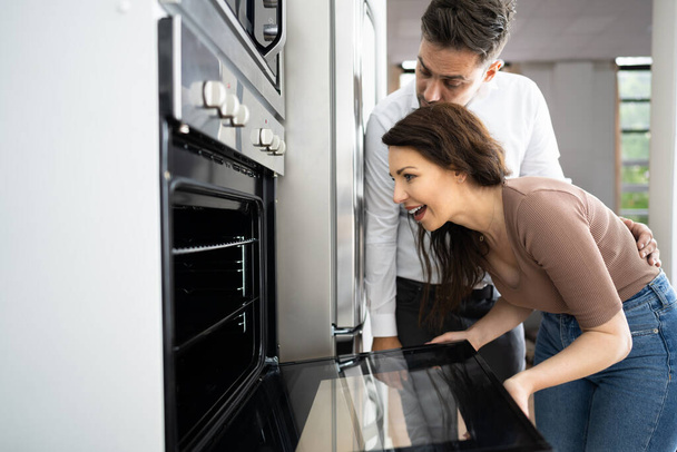 Couple Buying Electrical Oven With Consumer Loan Credit - Foto, afbeelding
