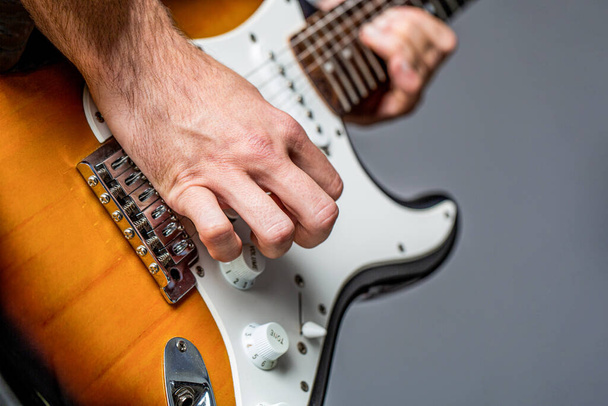 E-Gitarre. Wiederholung der Rockmusik Band. Musikfestival. Mann spielt Gitarre. Close-up Hand spielt Gitarre. Musiker mit Gitarre, Live-Musik. Musikinstrument - Foto, Bild