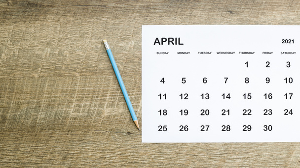Feche o calendário na mesa marrom em ideias de planejamento. - Foto, Imagem