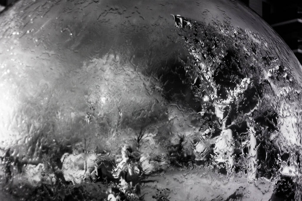 Una esfera congelada de hielo que refleja una escena de invierno en infrarrojos - Foto, Imagen