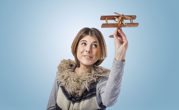 Femme jouant avec un avion en bois
 - Photo, image