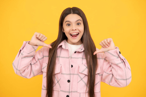 щаслива дівчинка носить рожеву картату сорочку, вказуючи пальці на себе, егоїстична
. - Фото, зображення