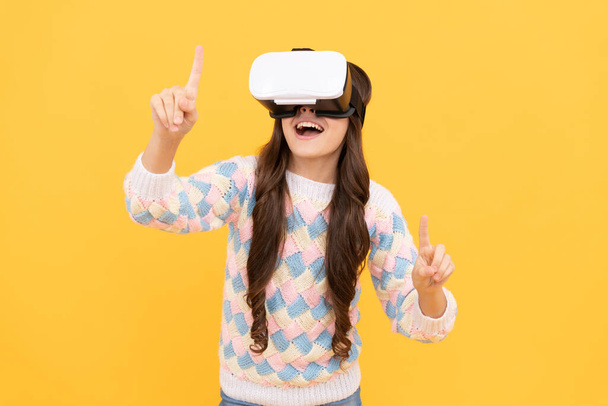 щаслива дівчина-підліток носить окуляри vr, використовуючи майбутні технології для навчання у віртуальній реальності, 3d гаджет
. - Фото, зображення