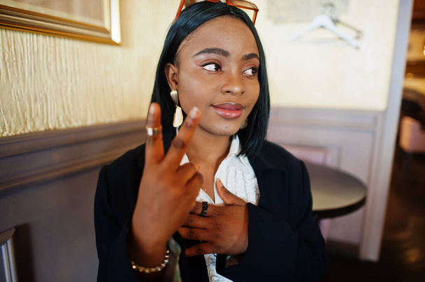 Jonge dove doofstomme Afrikaanse Amerikaanse vrouw met behulp van gebarentaal. - Foto, afbeelding