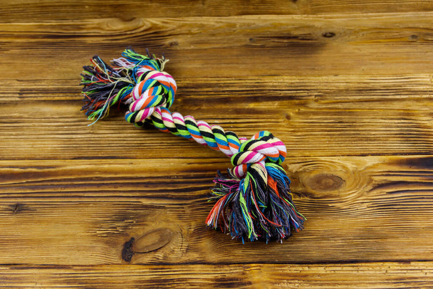 Brinquedo de corda colorido para cão no fundo de madeira. Vista superior - Foto, Imagem
