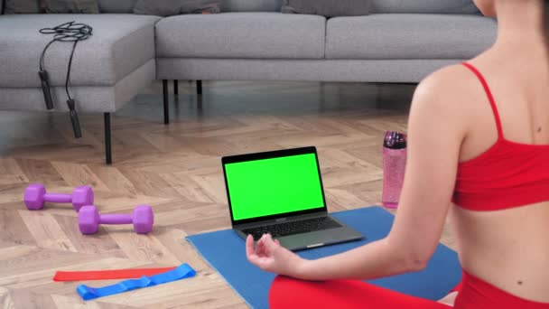 Zöld képernyős laptop: Nyugodt sport nő gyakorlatok jóga online video hívás otthon - Felvétel, videó