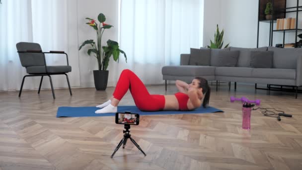 Fit femme entraîneur de conditionnement physique blogueur dit enseigne à l'élève faire de l'exercice abdominal - Séquence, vidéo