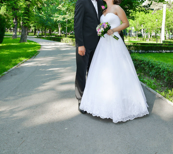 Braut und Bräutigam Fotoshooting im Freien - Foto, Bild