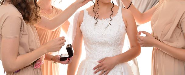 детали подготовки невесты перед свадебной церемонией - Фото, изображение