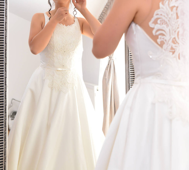 dettagli sulla preparazione della sposa prima della cerimonia nuziale - Foto, immagini