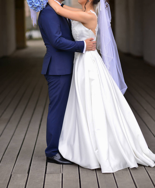 noiva e noivo juntos segurando um buquê de flor azul - Foto, Imagem