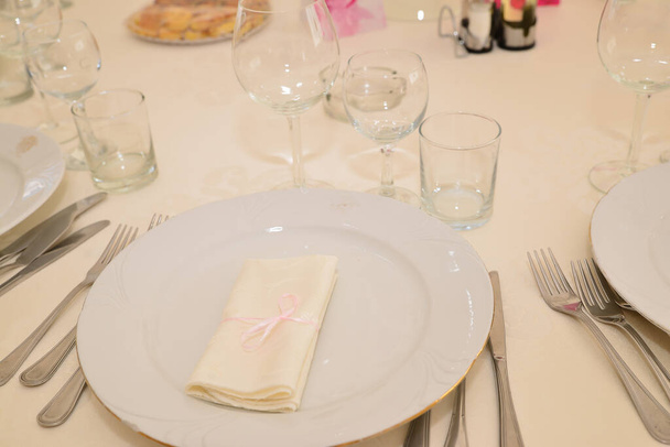 restaurace stůl uspořádání pro svatební hostinu - Fotografie, Obrázek