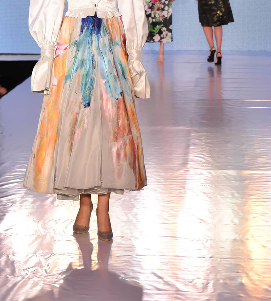 modellen lopen de runaway op Fashion Week Festival - Foto, afbeelding