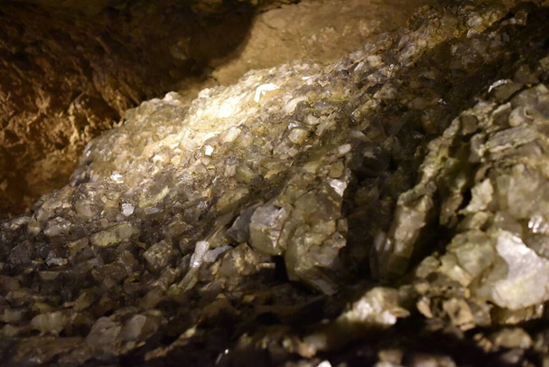 Чудова кришталева печера у Швейцарії - Фото, зображення