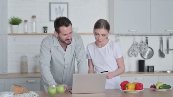 Женщина и мужчина делают онлайн оплату на ноутбуке - Кадры, видео