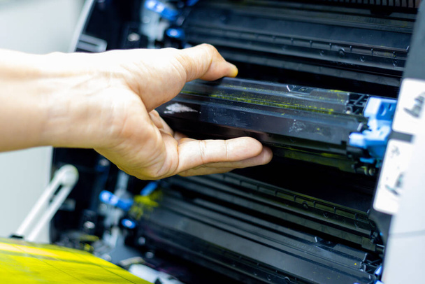 Técnicos reemplazando tóner en concepto de impresora láser reparación de suministros de oficina - Foto, imagen
