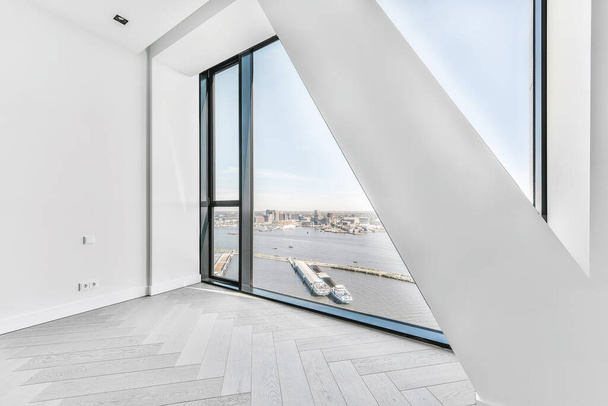 Светлая комната с панорамными окнами в квартире - Фото, изображение